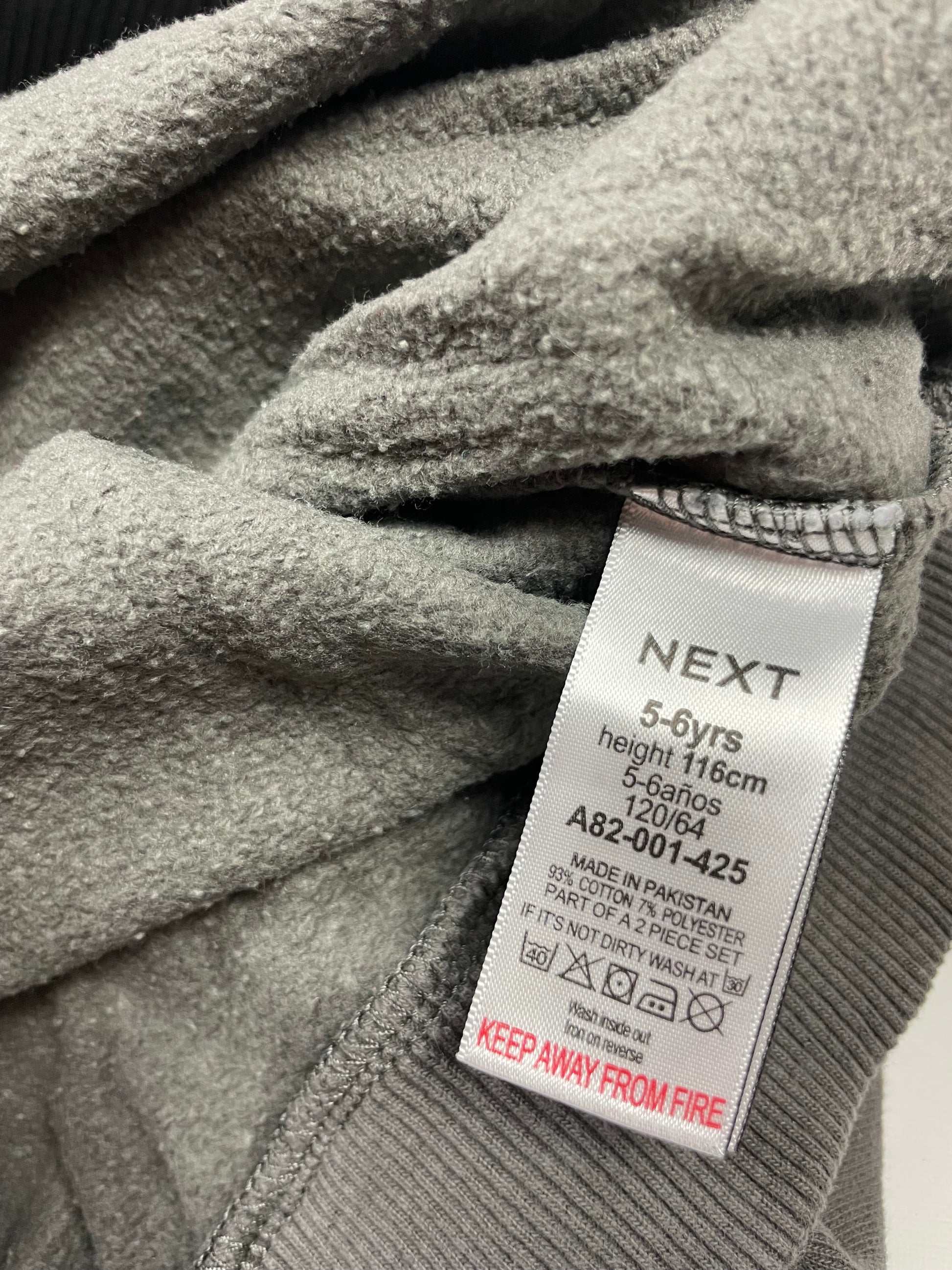 Grauer Pullover für Kinder mit einem zwinkernden Smiley-Aufdruck – label