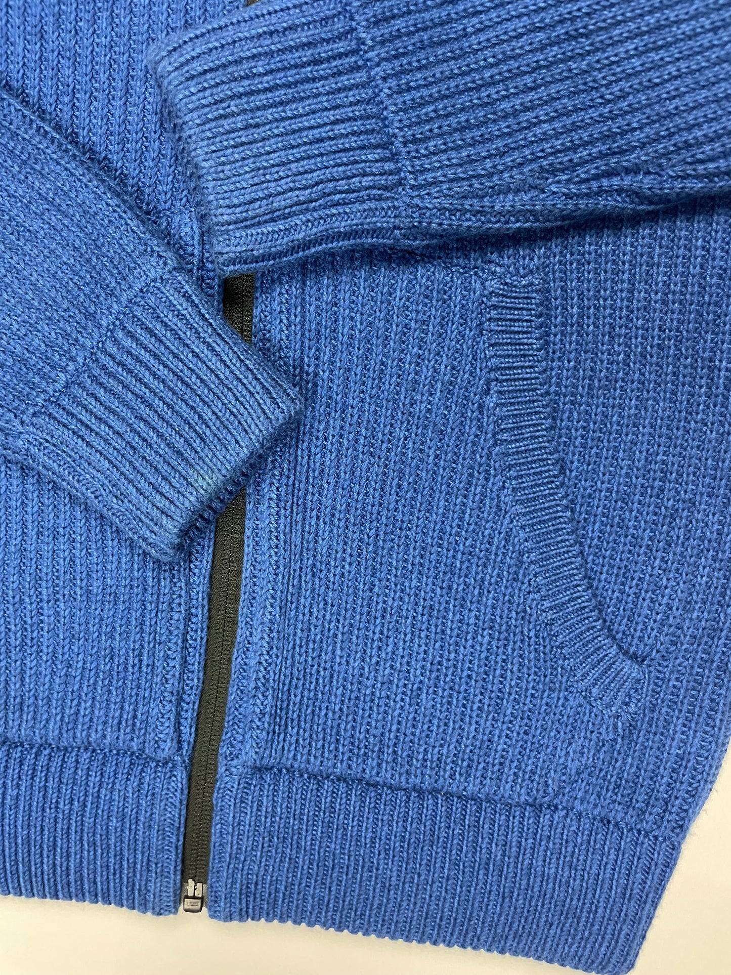 Blaue Strickjacke mit Kapuze für 12 Jahre (ca. 152 cm) – detail