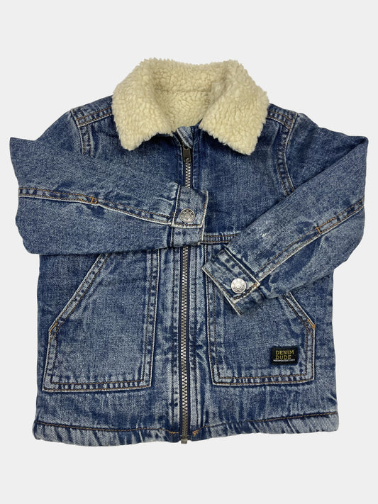 Blaue Denim-Jacke mit kuscheligem weißen Sherpafutter für Kinder. – front