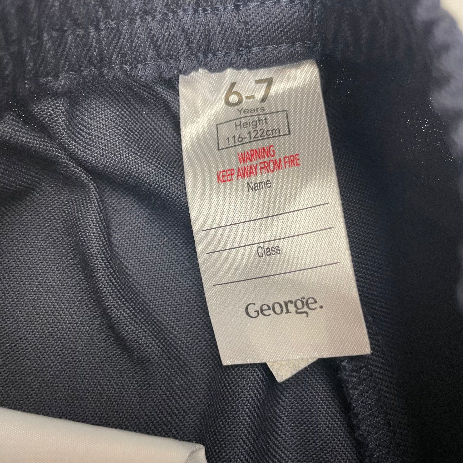 Dunkelblaue Hose mit geradem Schnitt für Jungen, Größe 6–7 Jahre (ca. 116-122 cm). – label