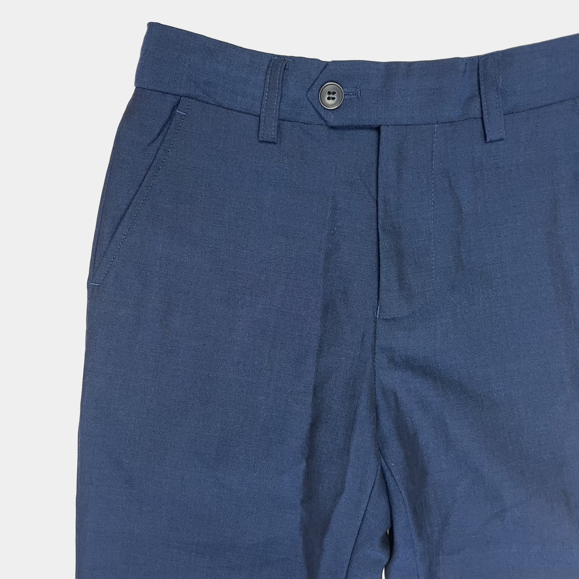 Blaue Hose aus Polyester-Woll-Mischung mit geradem Schnitt und Grtelschlaufen. – detail