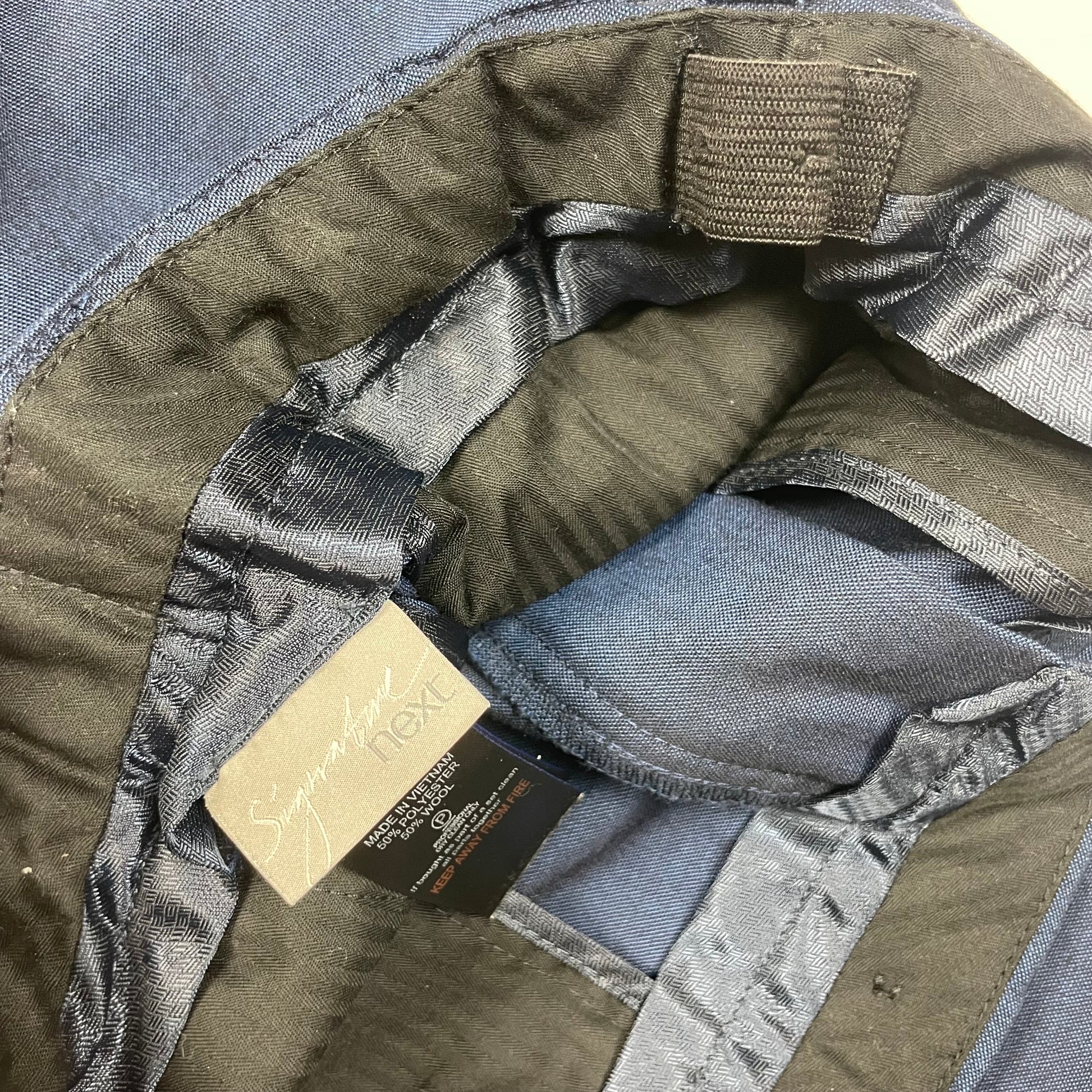 Blaue Hose aus Polyester-Woll-Mischung mit geradem Schnitt und Grtelschlaufen. – inside