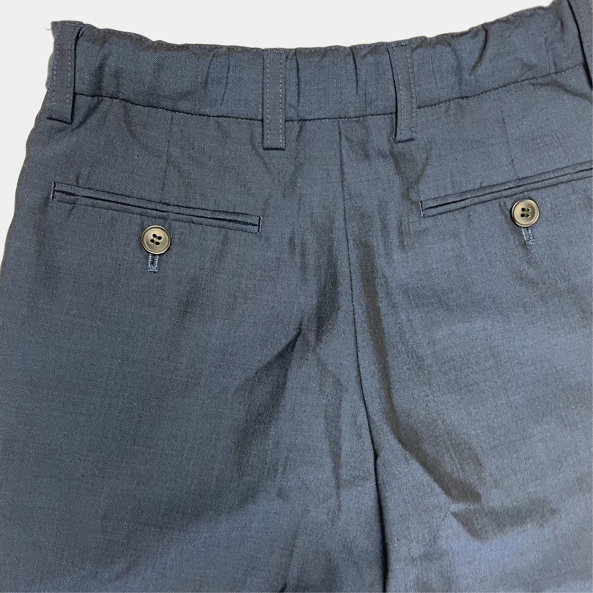 Blaue Hose aus Polyester-Woll-Mischung mit geradem Schnitt und Grtelschlaufen. – side