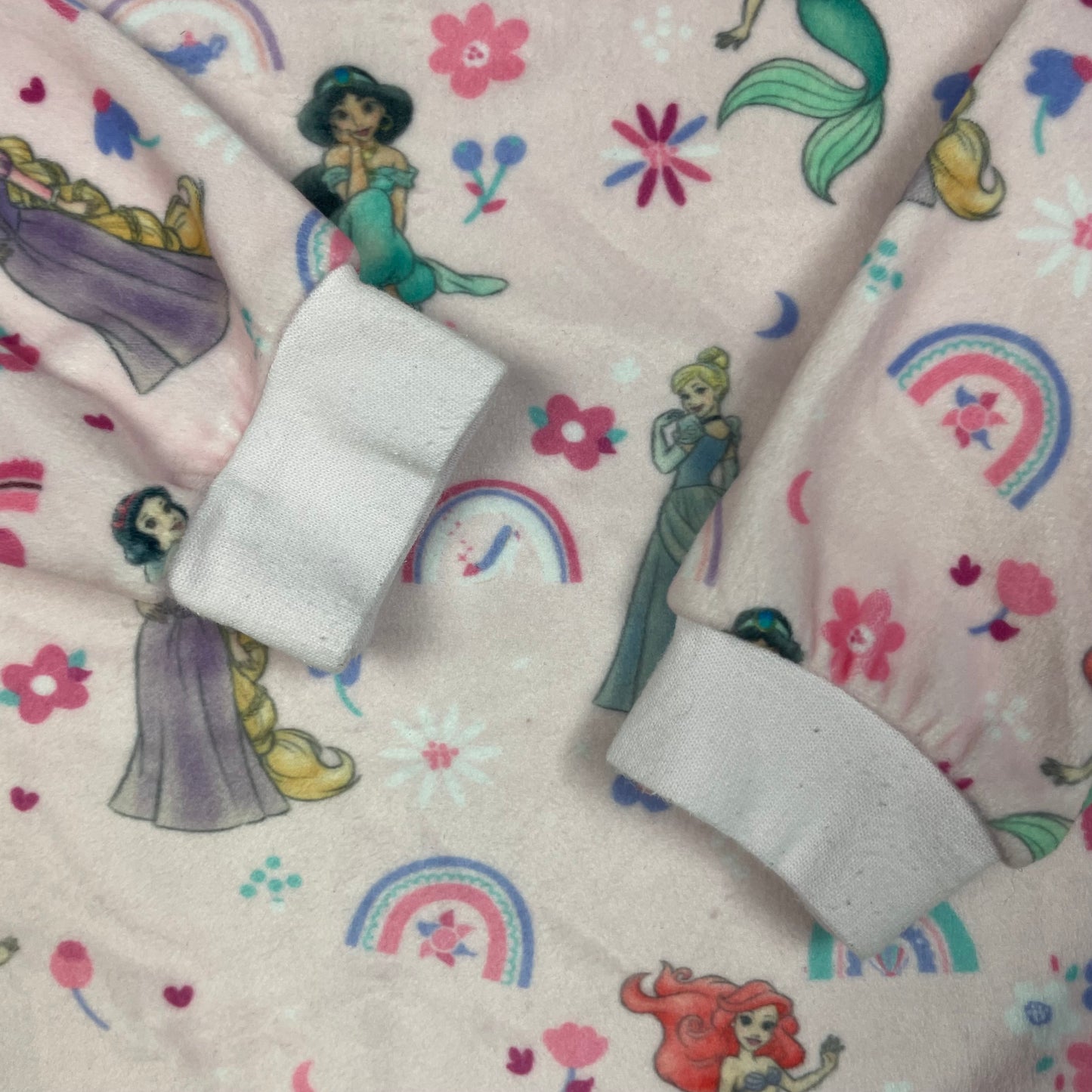 Rosa Pullover mit Prinzessinnenmuster und langen Ärmeln – detail