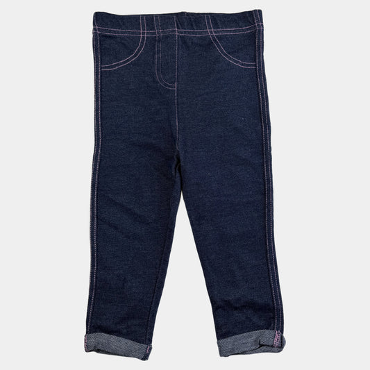 Dunkelblaue Baby-Denim-Leggings mit elastischem Bund, rosa Ziernähten und umgeschlagenen Säumen – front
