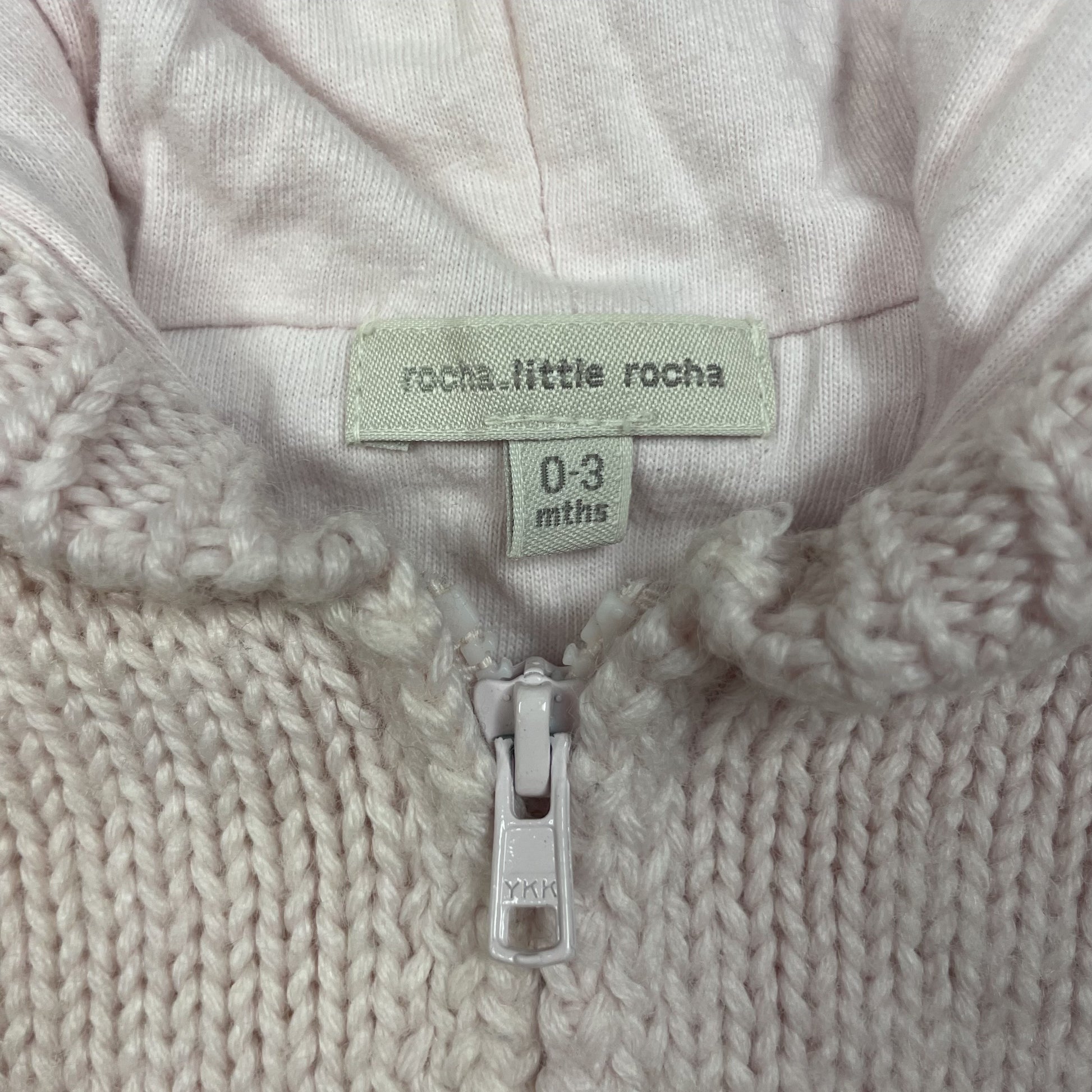 Rosa Strickjacke für Babys mit Elefantenmotiv und Kapuze – close‑up
