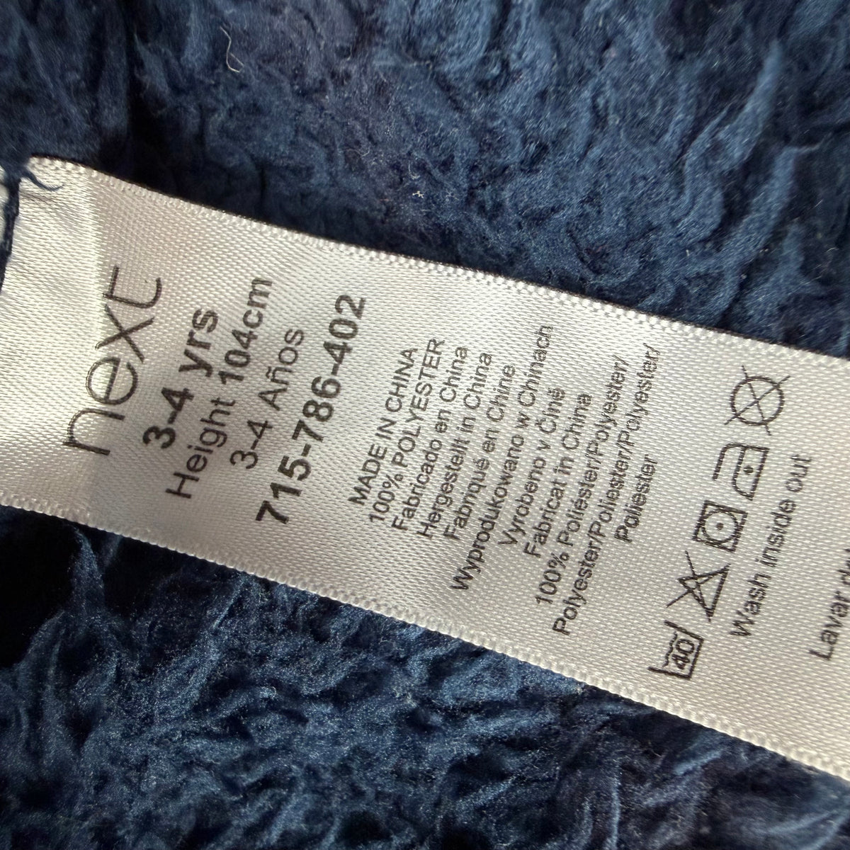Blauer Kinder-Bademantel aus Fleece mit Kapuze, Bindegürtel und Taschen (Next), Größe 104 – label