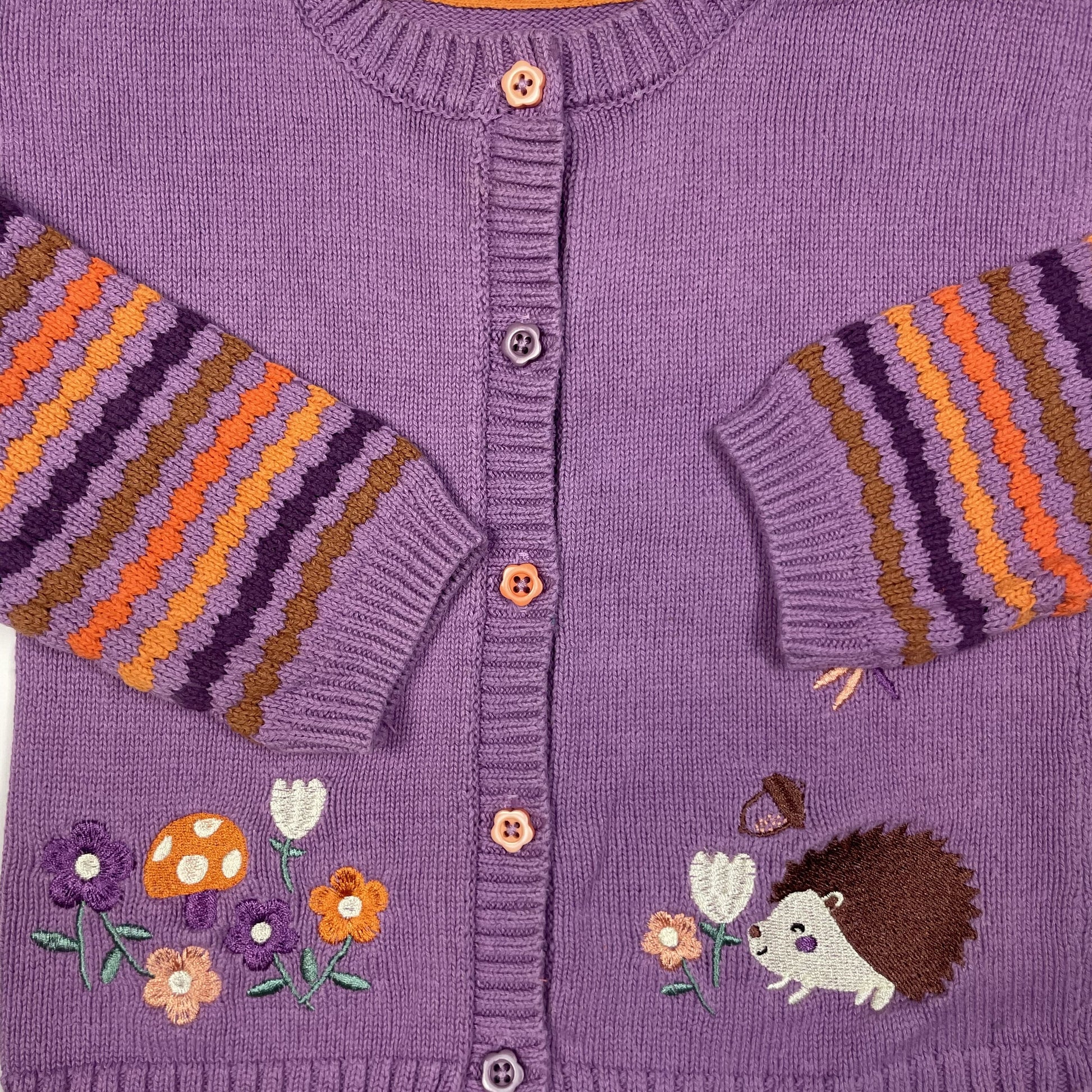 Lila Baumwoll-Strickjacke mit Igel- und Blumenmotiv – detail