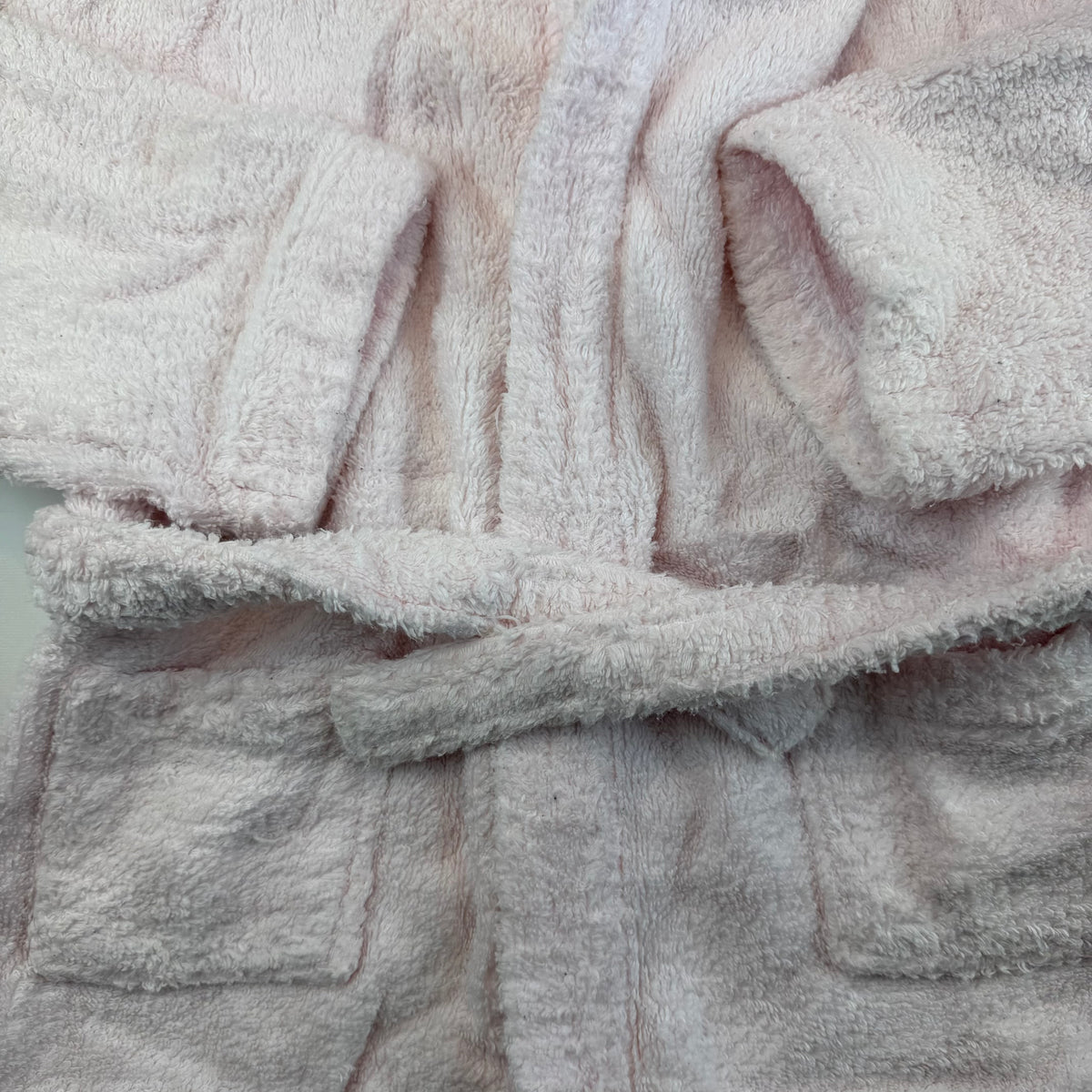Hellrosa Frottee-Bademantel mit Kapuze, Bindegürtel und Taschen – fabric