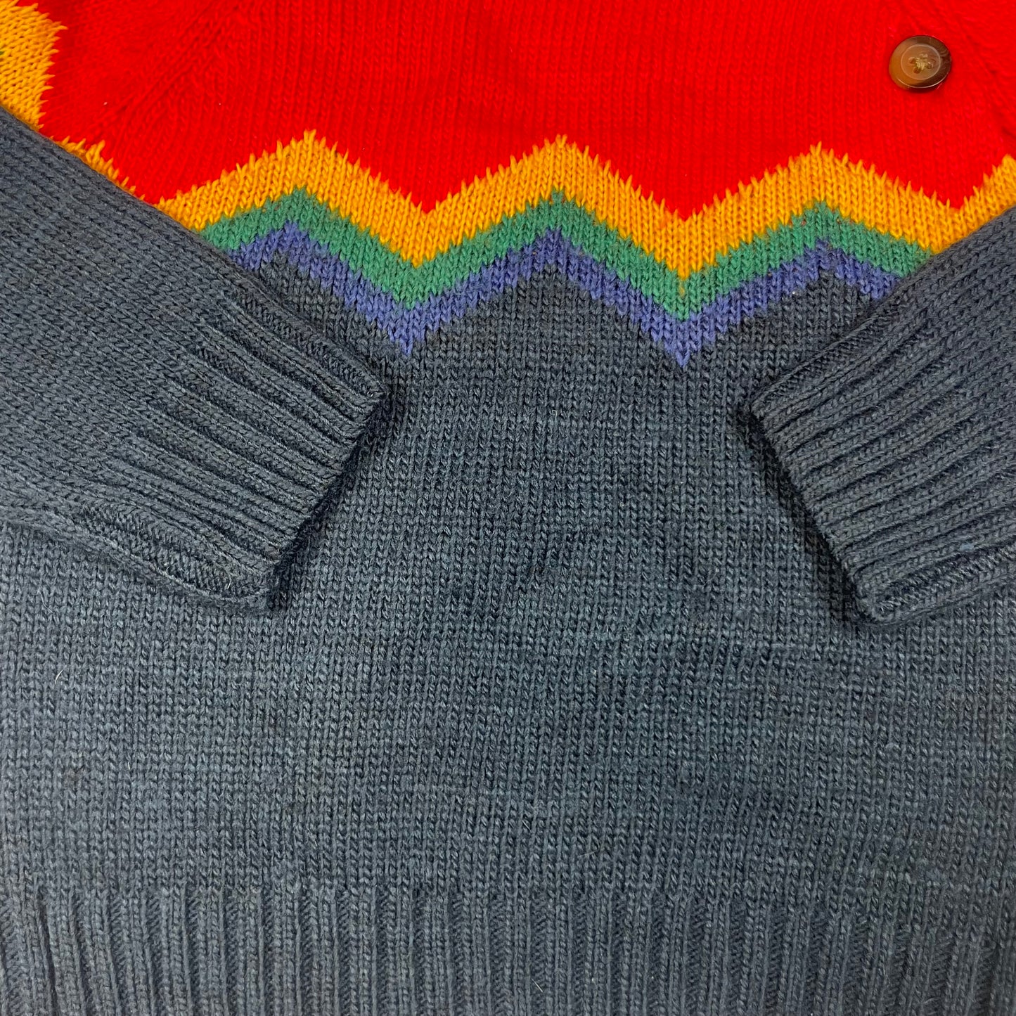 Bunter Strickpullover mit Knopfleiste für 3–4 Jahre alte Kinder, Zickzack-Muster – detail