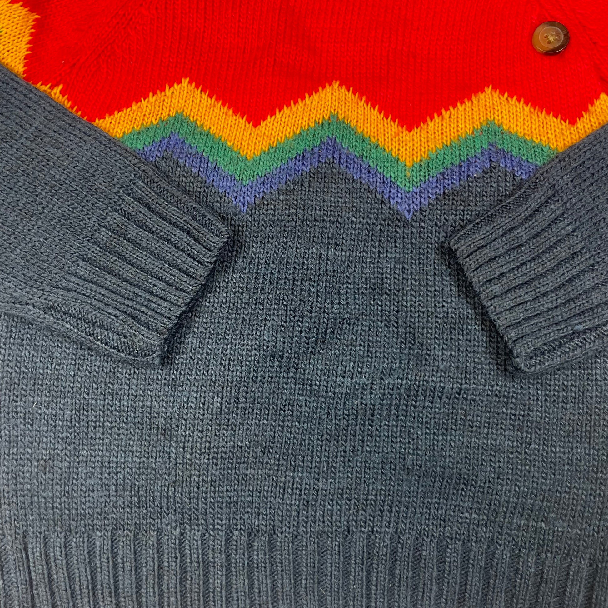 Bunter Strickpullover mit Knopfleiste für 3–4 Jahre alte Kinder, Zickzack-Muster – detail