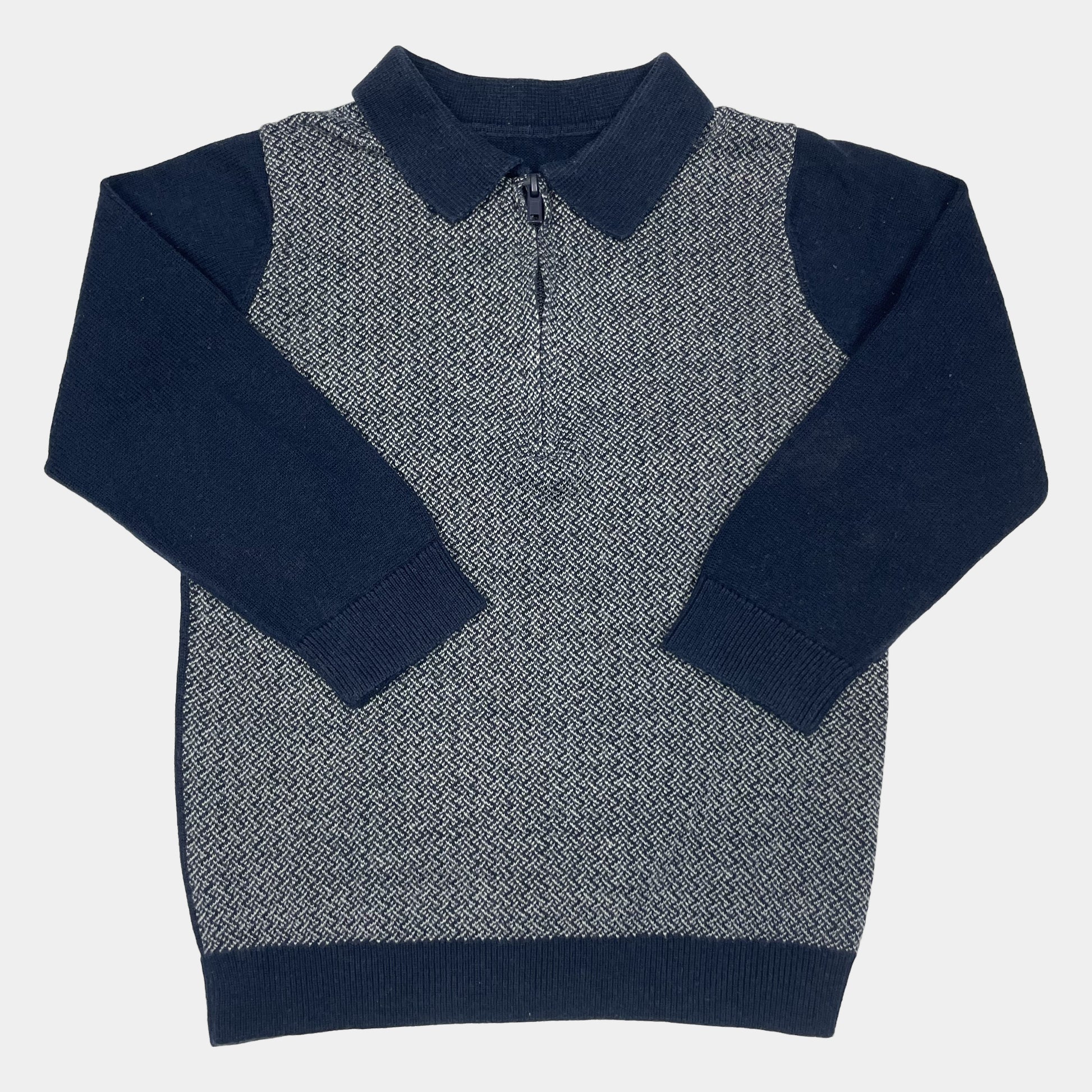 Blauer Strickpullover mit Reißverschlusskragen und gemustertem Vorderteil – front