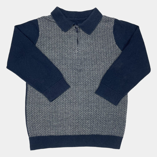 Blauer Strickpullover mit Reißverschlusskragen und gemustertem Vorderteil – front