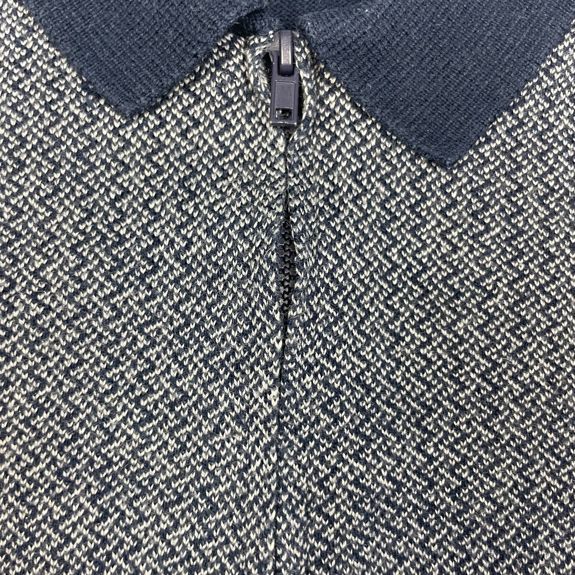 Blauer Strickpullover mit Reißverschlusskragen und gemustertem Vorderteil – detail