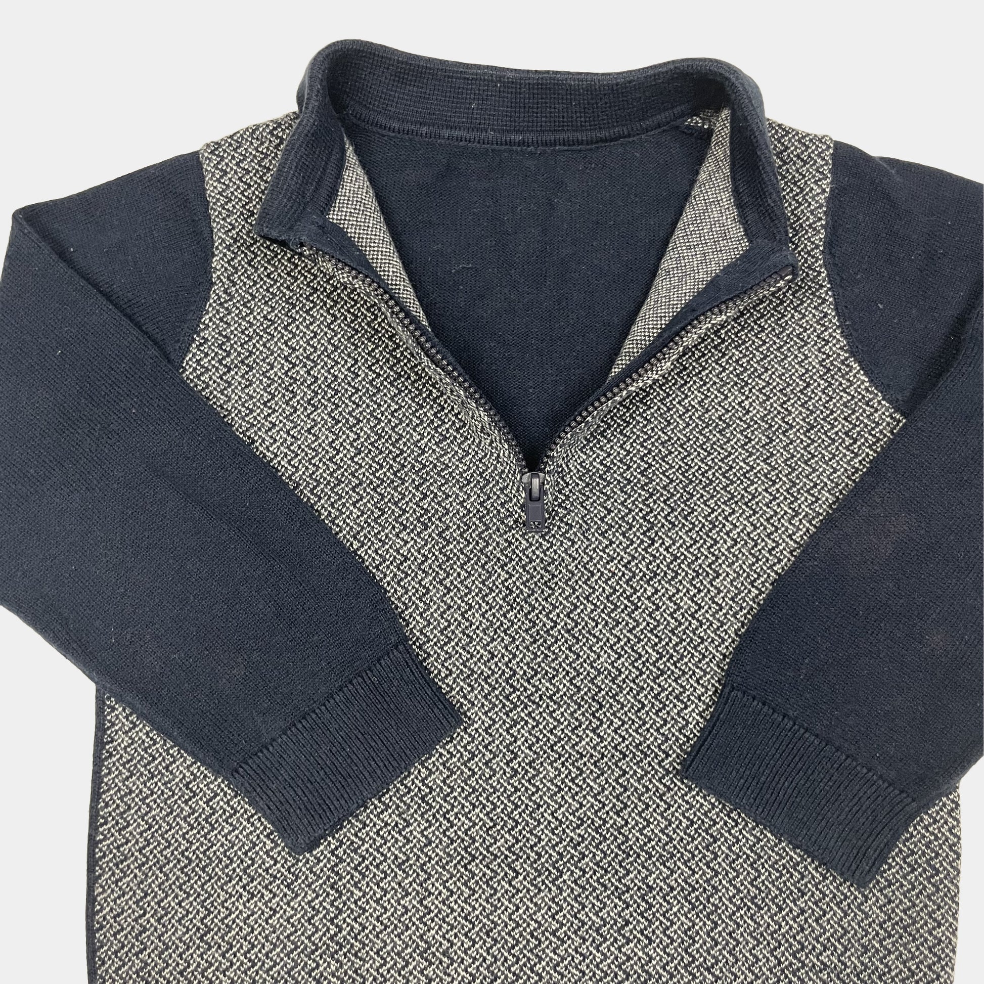 Blauer Strickpullover mit Reißverschlusskragen und gemustertem Vorderteil – inside