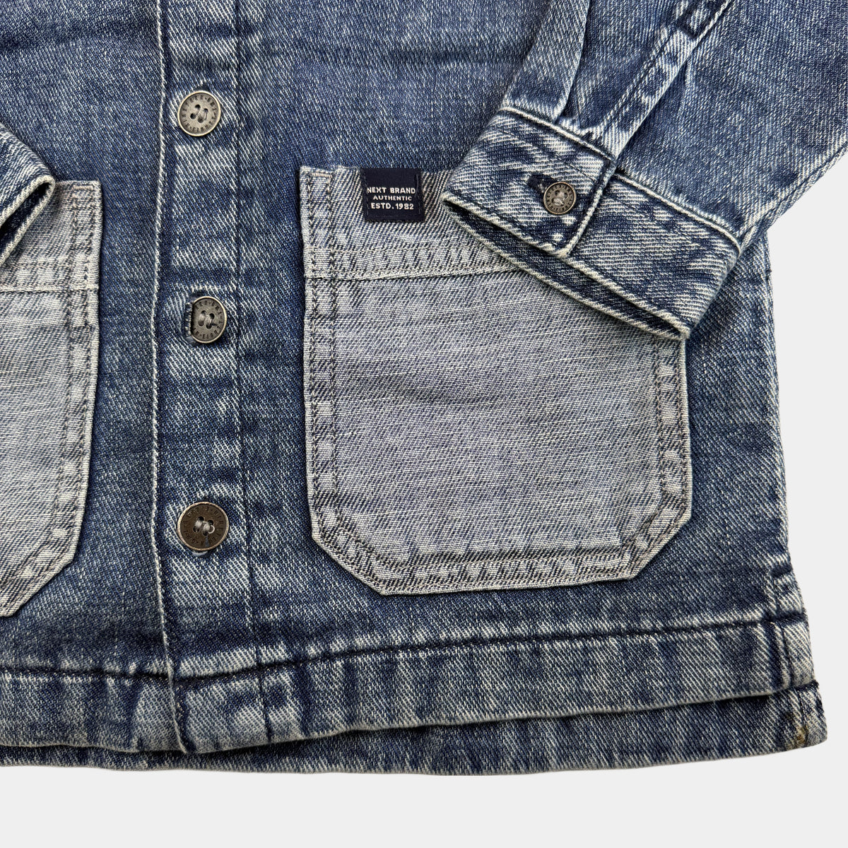 Blaue Denimjacke für Kinder mit Knöpfen und aufgesetzten Taschen – sleeve