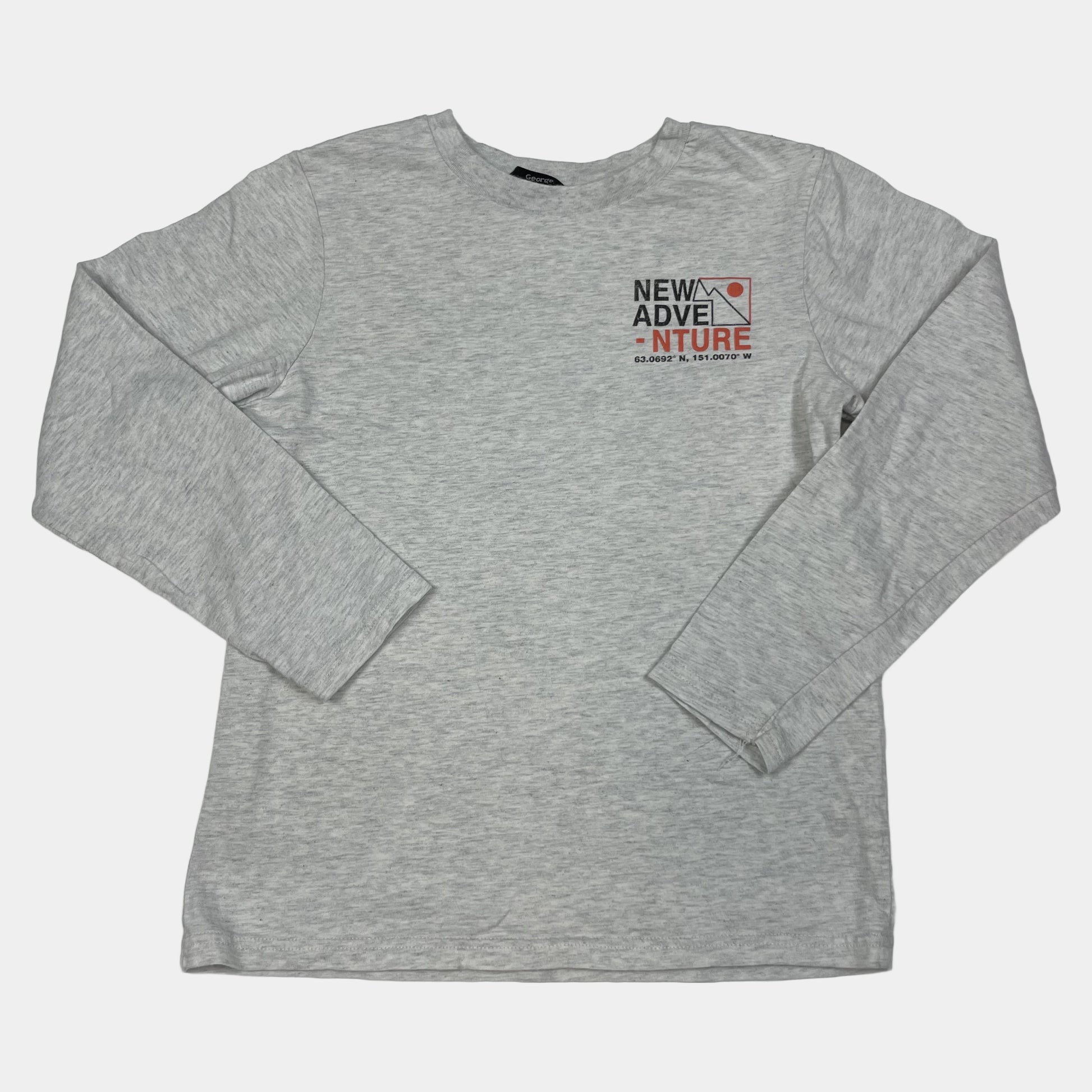 Graues Langarmshirt mit "New Adventure" Aufdruck. – front