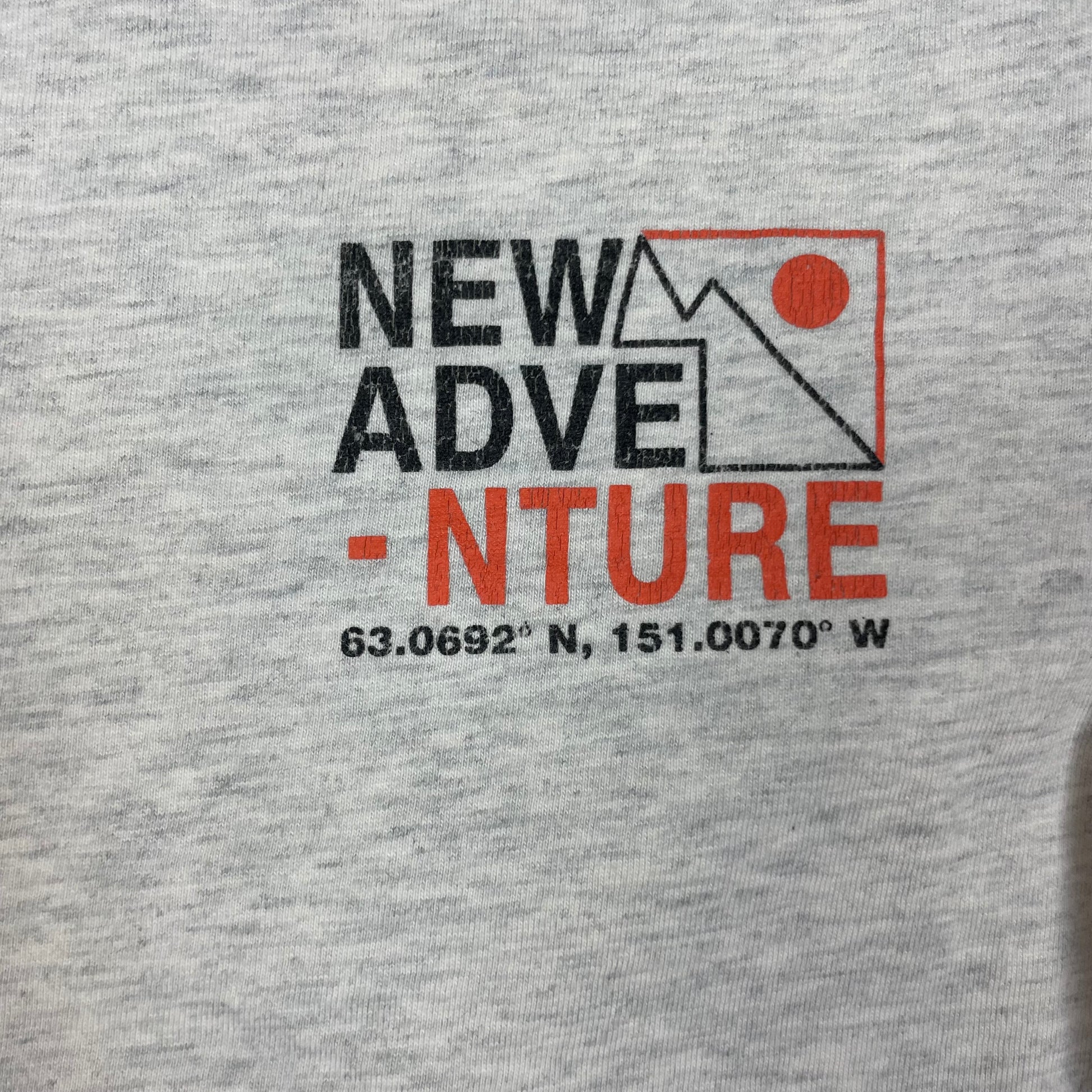 Graues Langarmshirt mit "New Adventure" Aufdruck. – detail