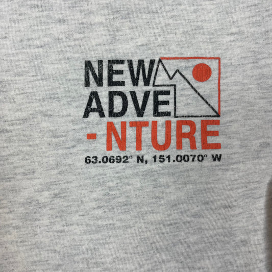 Graues Langarmshirt mit "New Adventure" Aufdruck. – detail