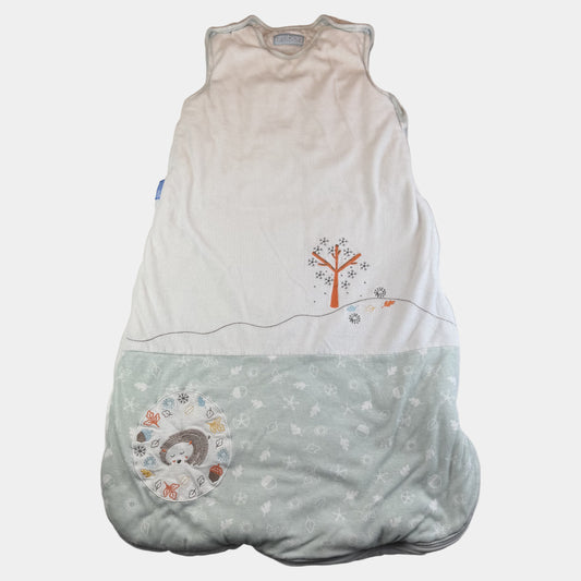 Hellgrauer Babyschlafsack mit Igel-Stickerei und seitlichem Reißverschluss – front