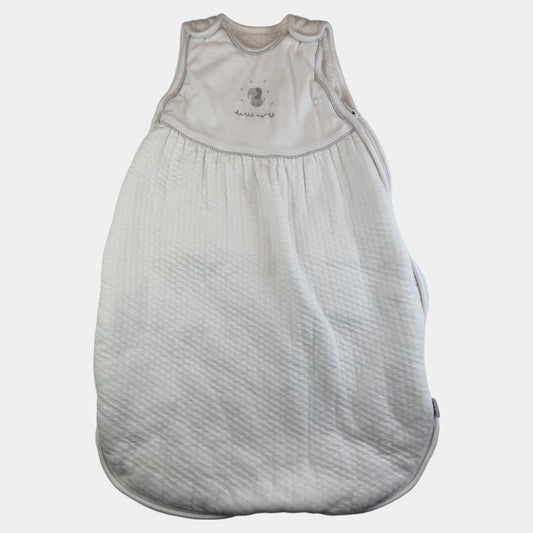 Weißer Babyschlafsack mit seitlichem Reißverschluss und kleinem Stickmotiv – front