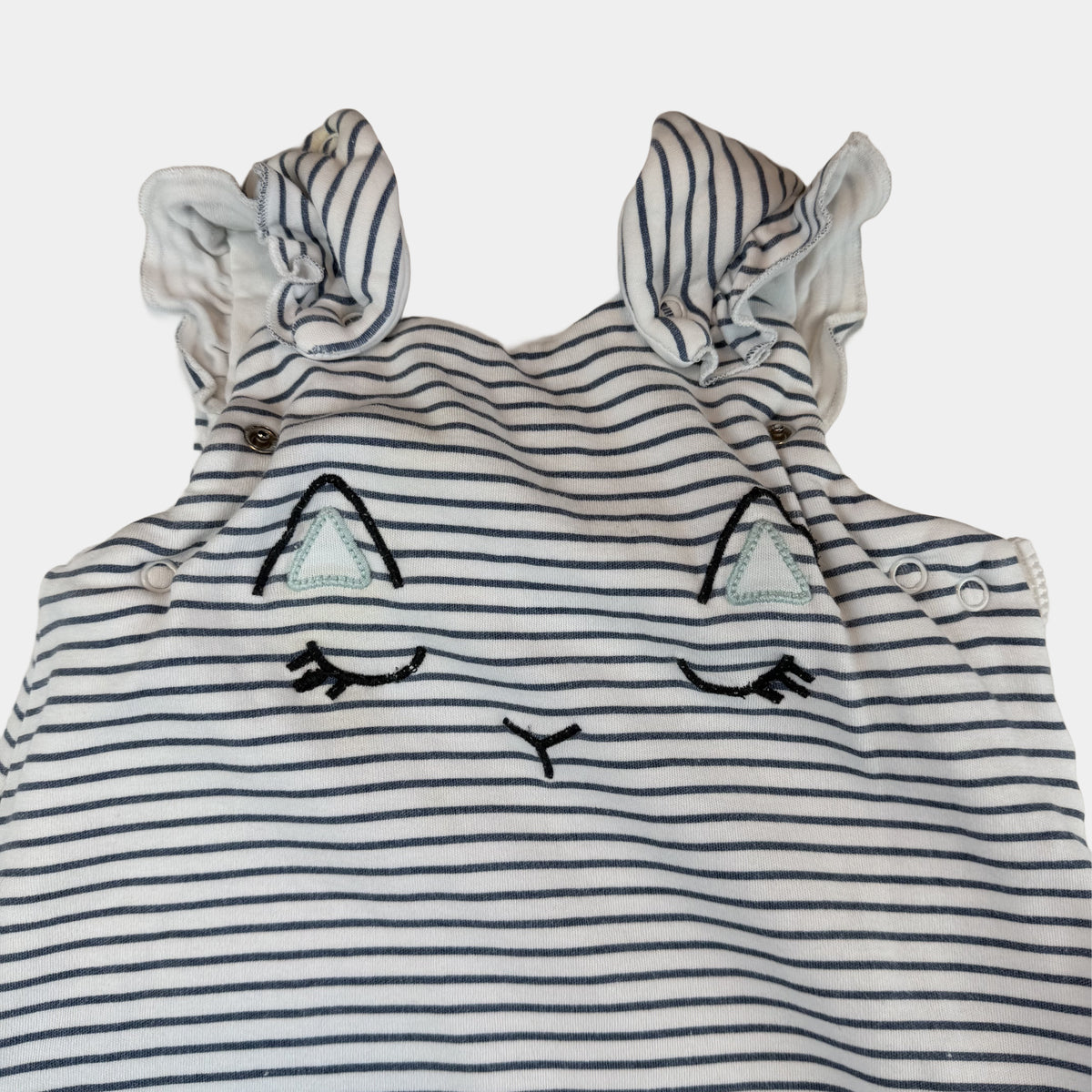 Weißer Next Babyschlafsack mit dunkelblauen Streifen und Tiergesicht – detail