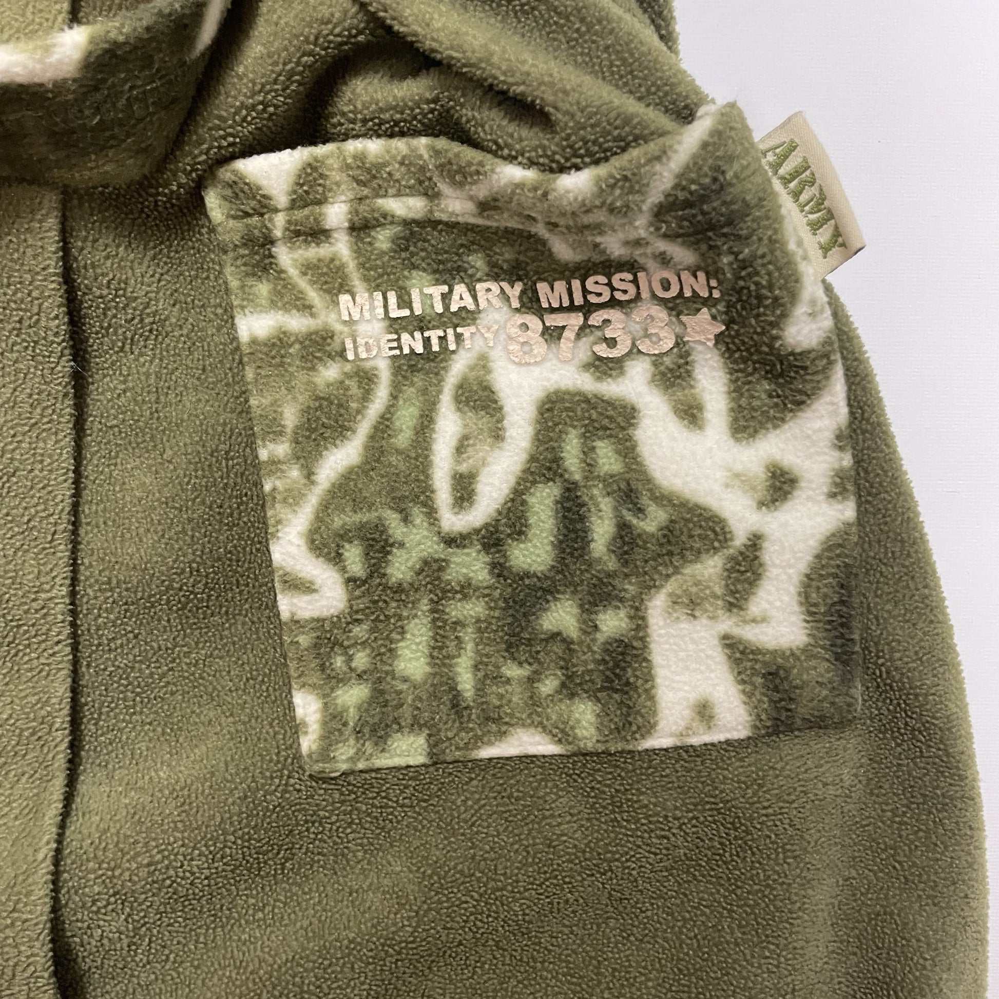 Grüner Bademantel mit Armee-Muster und Kapuze in Größe 12–13 Jahre. – pocket