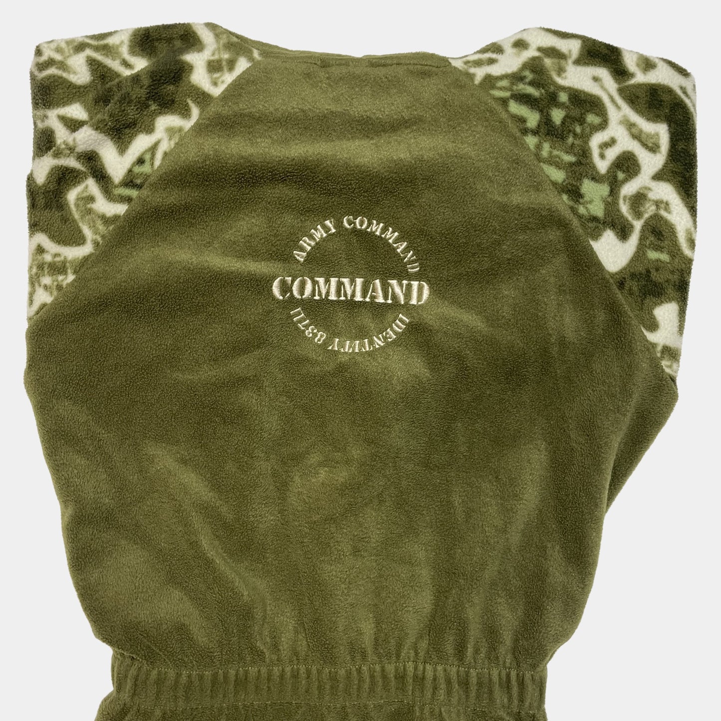 Grüner Bademantel mit Armee-Muster und Kapuze in Größe 12–13 Jahre. – back