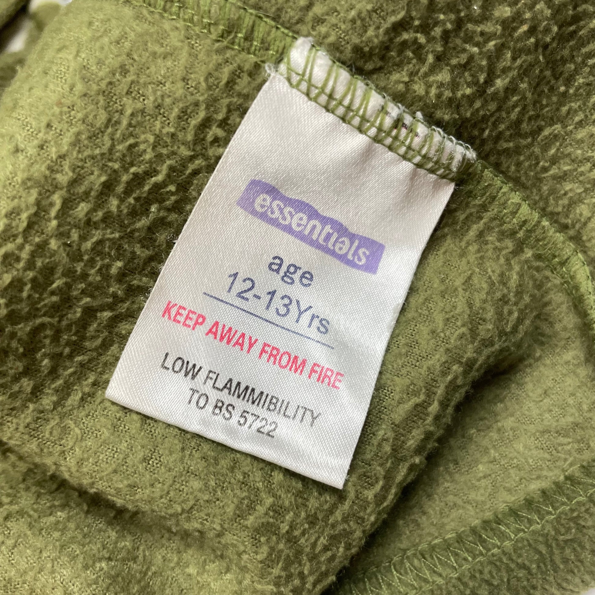 Grüner Bademantel mit Armee-Muster und Kapuze in Größe 12–13 Jahre. – label