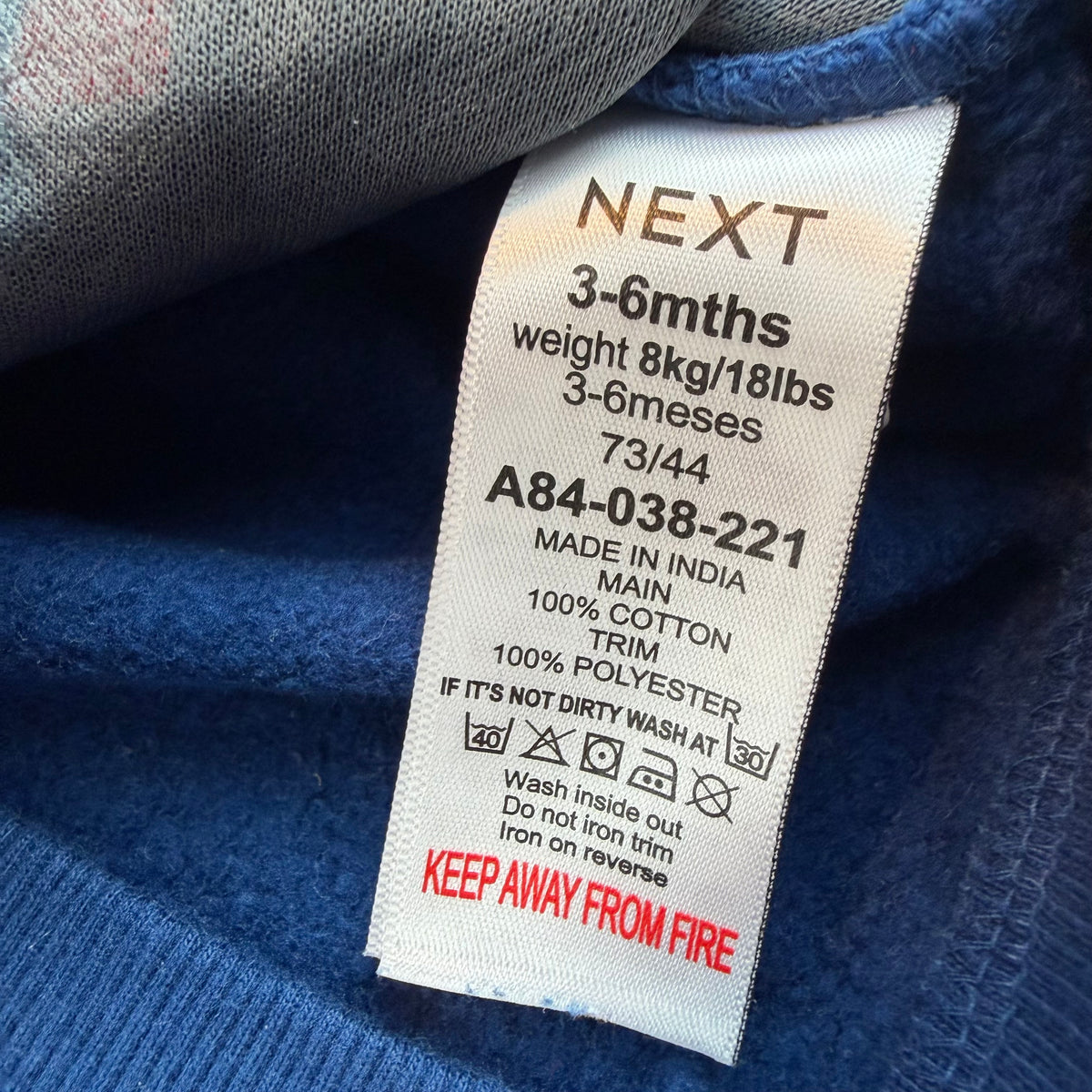 Mehrfarbiges Baby-Sweatshirt mit Weihnachtsmann-Applikation und farbigen Ärmeln – label