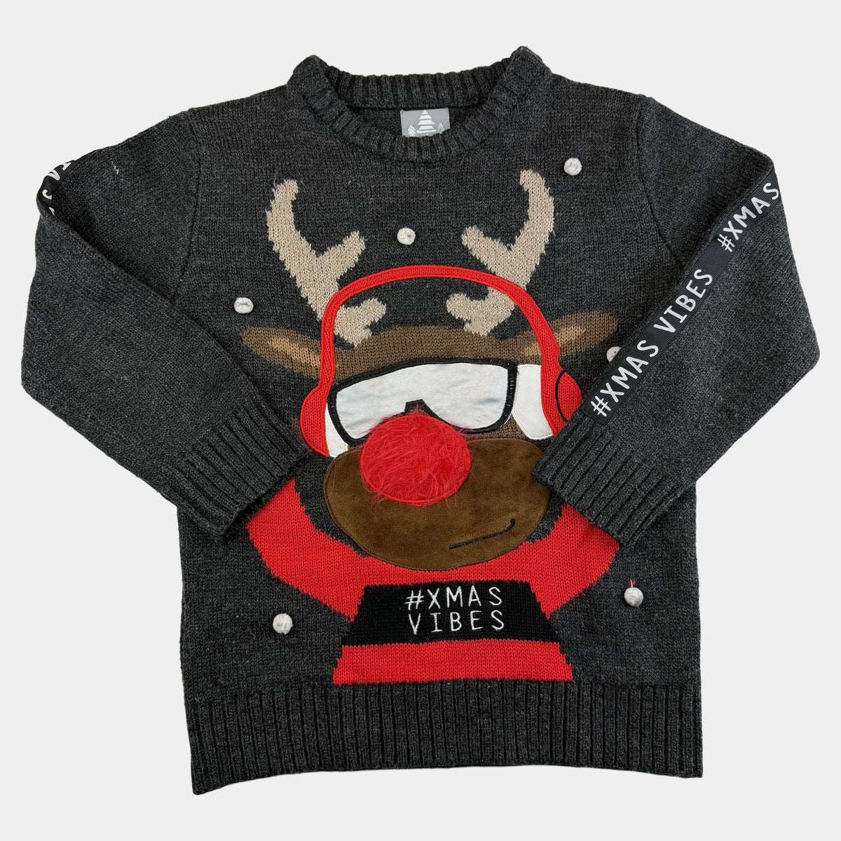 Grau melierter Kinder-Strickpullover mit Rentier-Motiv, roter 3D-Nase und Schriftzug #XMAS VIBES – front