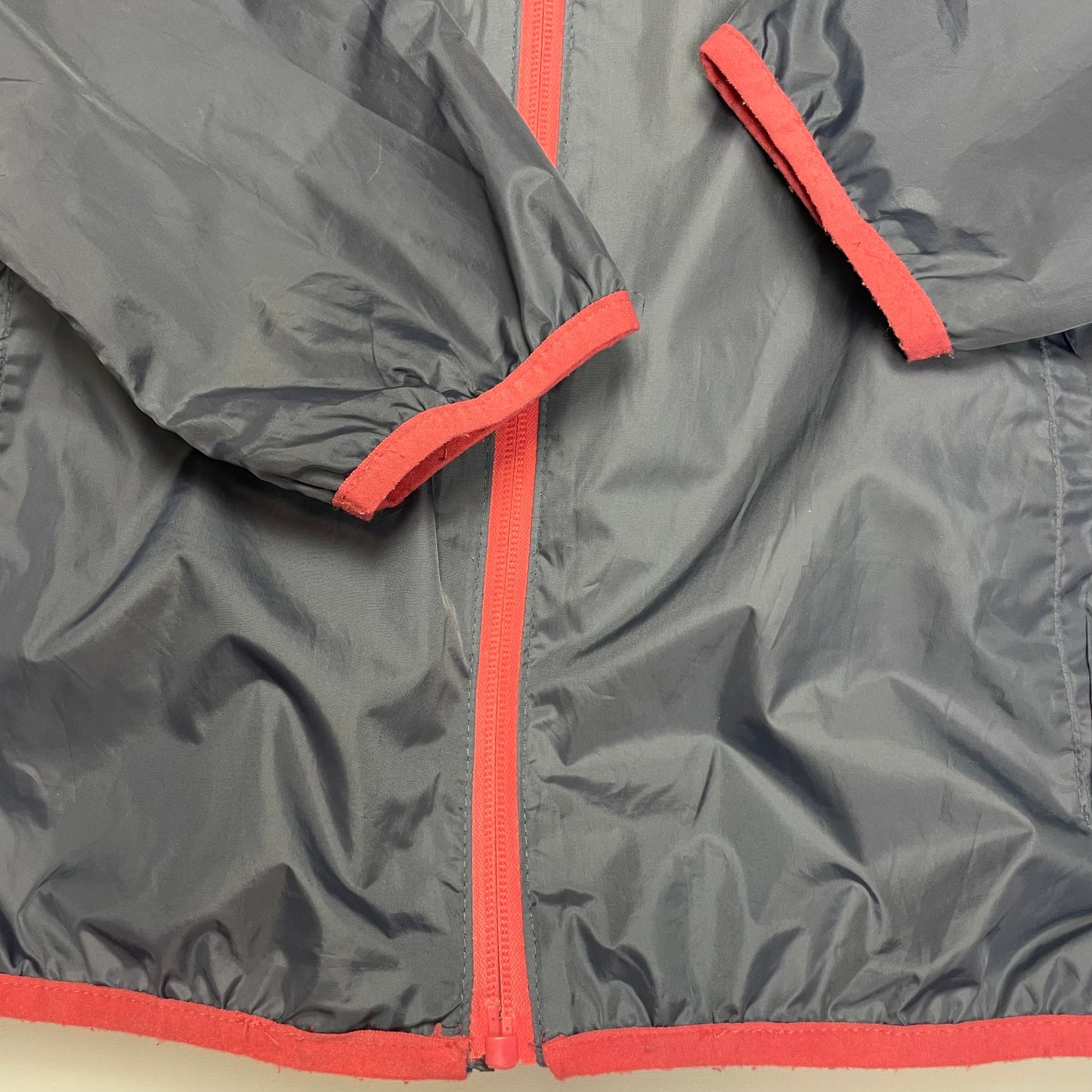 Graue Polyester-Jacke mit rosa Details und Kapuze – side