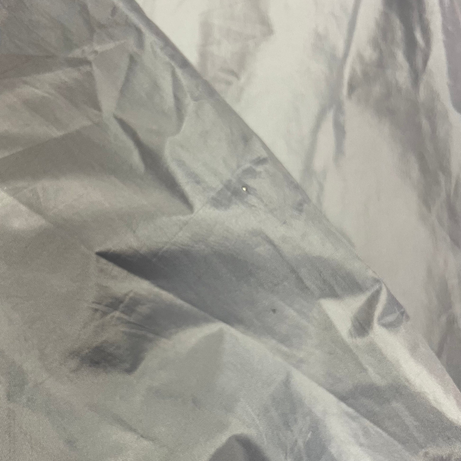 Graue Polyester-Jacke mit rosa Details und Kapuze