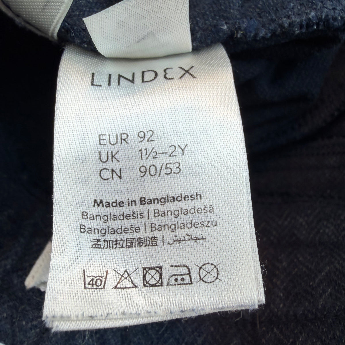 Blaue Kinderhose mit elastischem Bund, Zierknöpfen und seitlichen Taschen – label