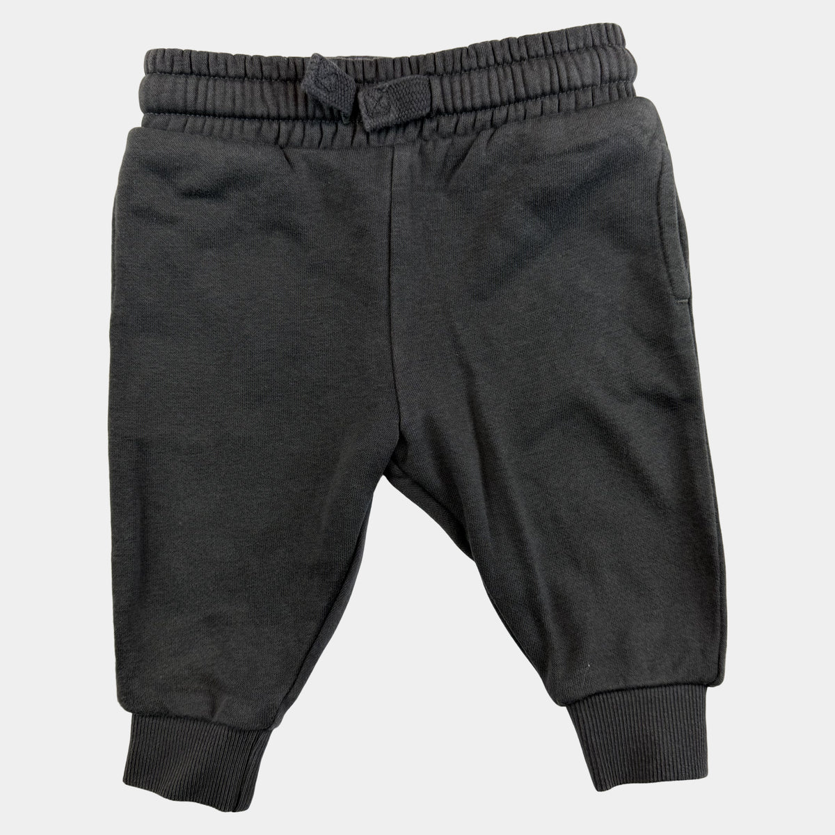 Graue Baby-Sweathose mit Bindeband und Rippbündchen – front