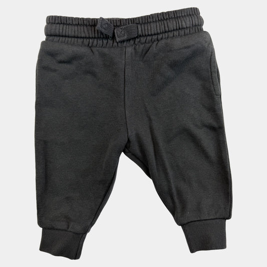 Graue Baby-Sweathose mit Bindeband und Rippbündchen – front