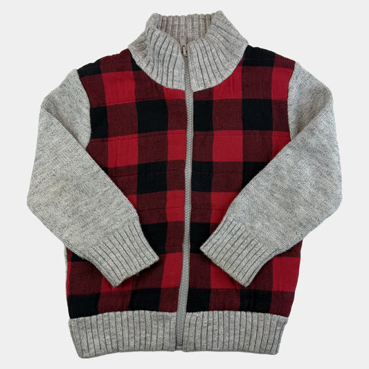 Rote und schwarze karierte Kinder-Strickjacke mit grauen Ärmeln und Reißverschluss – front