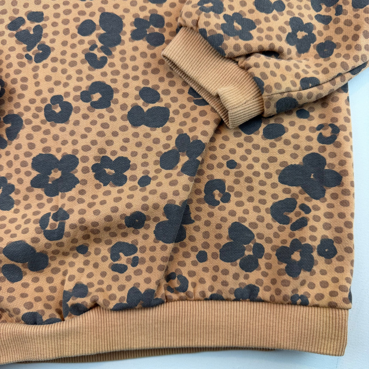 Braunes Kinder-Sweatshirt mit schwarzem Leo-Print und Rundhalsausschnitt – detail
