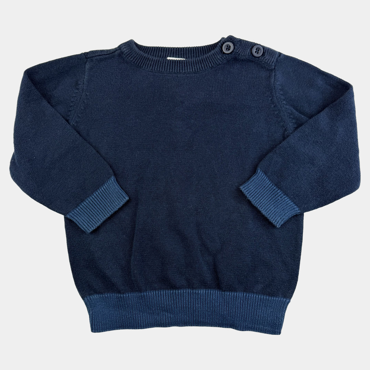 Blauer Baby-Strickpullover mit Rundhals und zwei Schulterknöpfen – front