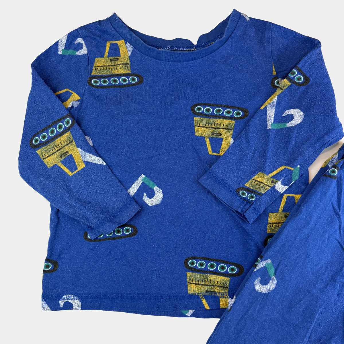 Blaues Schlafanzug-Set für Kinder mit Bagger-Print (George), Oberteil und Hose – detail