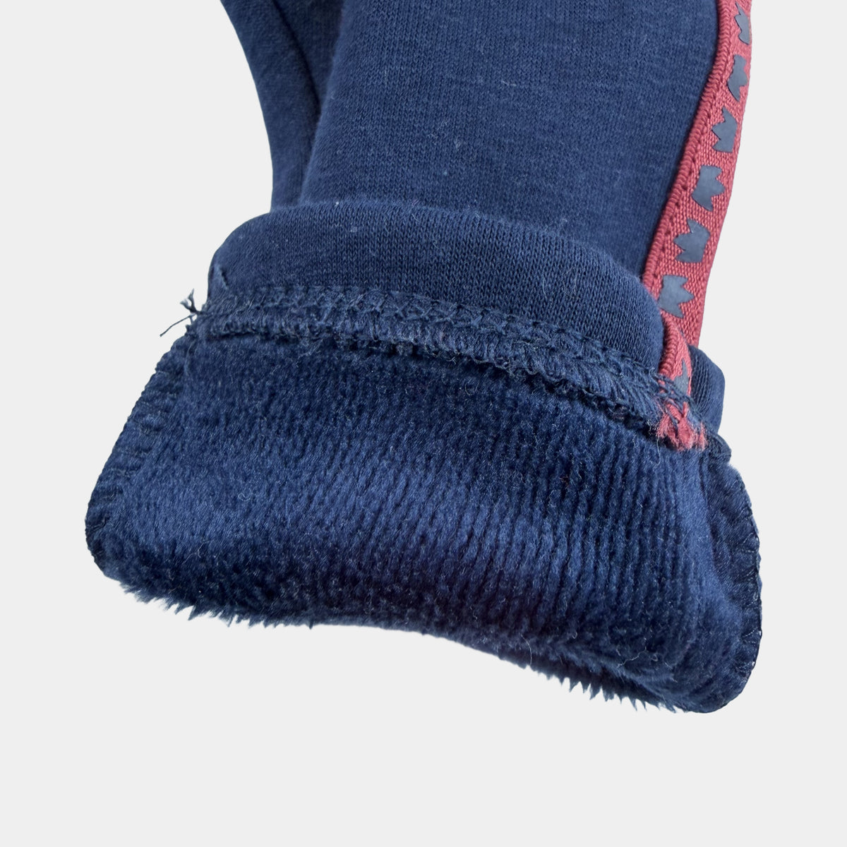 Dunkelblaue Baby-Sweathose mit roten Seitenstreifen – detail