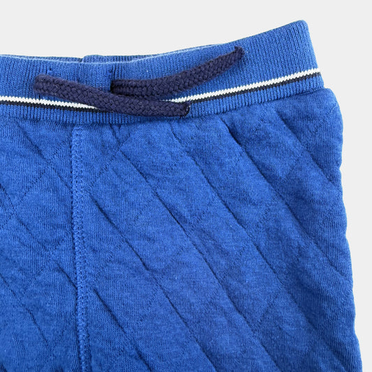 Blaue gesteppte Baby-Jogginghose mit Kordelzug und Rippbündchen – detail