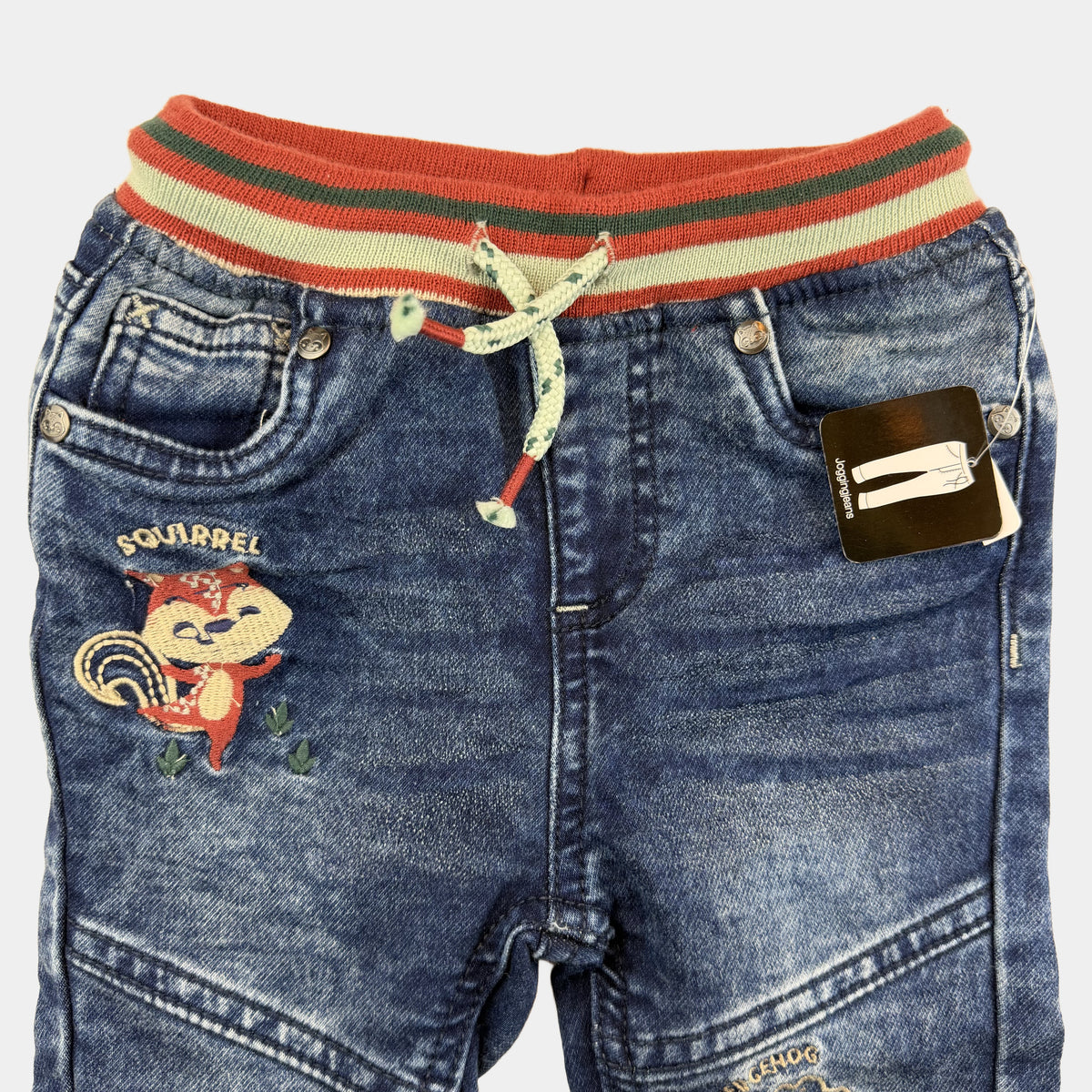 Blaue Baby-Jeans mit gestreiftem elastischem Bund und Gesäßtaschen – detail