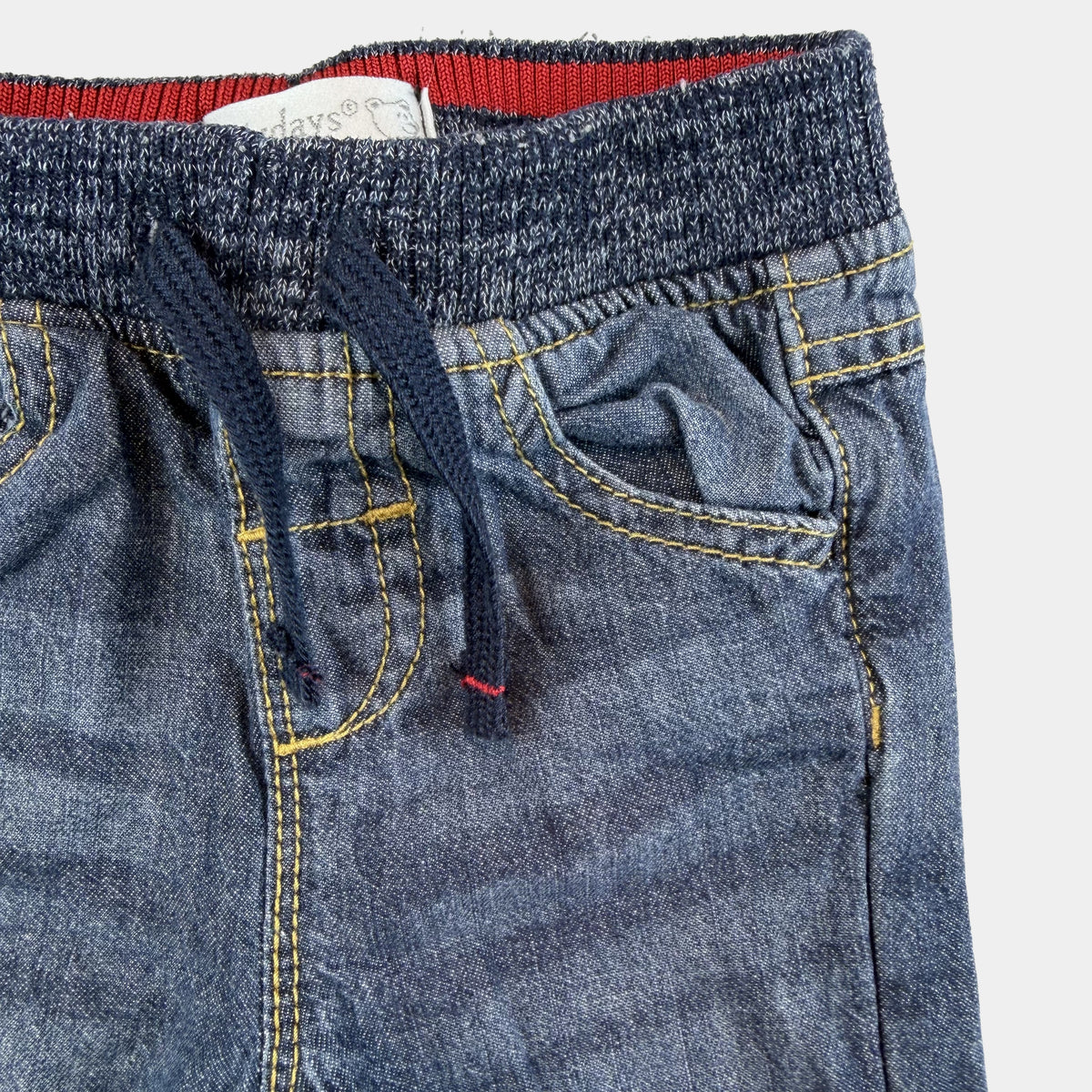 Blaue Baby-Jeans mit elastischem Rippbund und Kordelzug, umgeschlagene Beinabschlüsse – detail