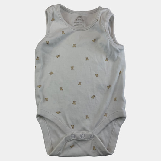 Weißer ärmelloser Baby-Body mit Bärchen-Allover-Print und Druckknöpfen – front