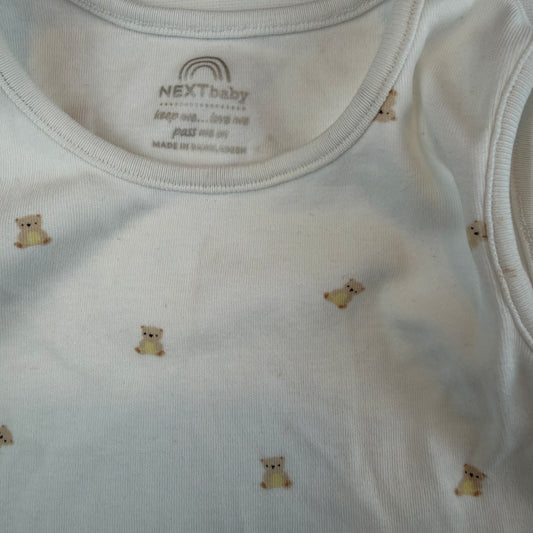Weißer ärmelloser Baby-Body mit Bärchen-Allover-Print und Druckknöpfen – detail