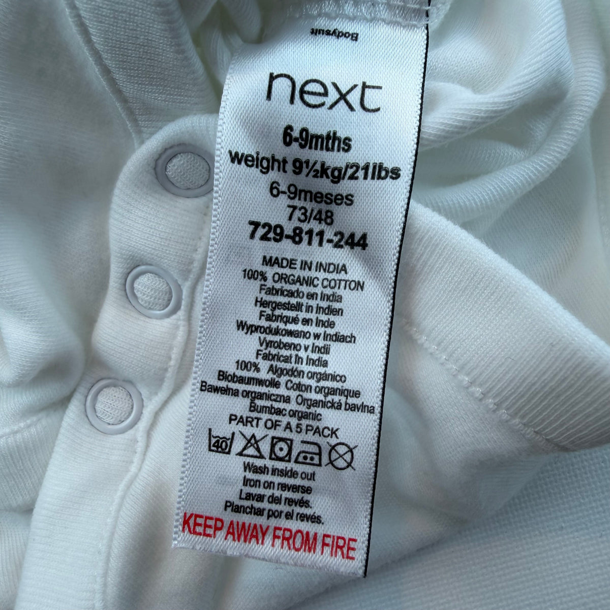 Weißer ärmelloser Baby-Body mit Druckknöpfen von Next – detail