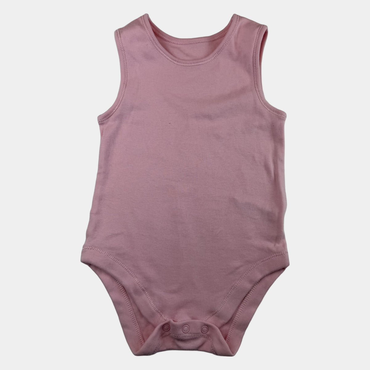 Rosa ärmelloser Baby-Body mit Druckknöpfen – front