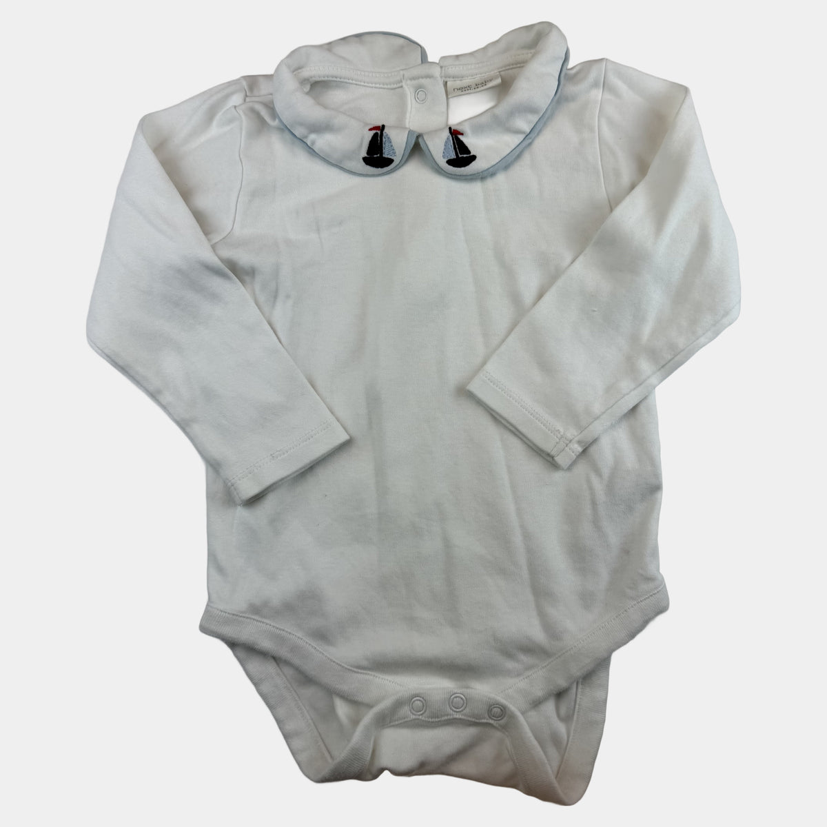 Weißer Baby-Langarmbody mit Segelboot-Stickerei am Kragen – front