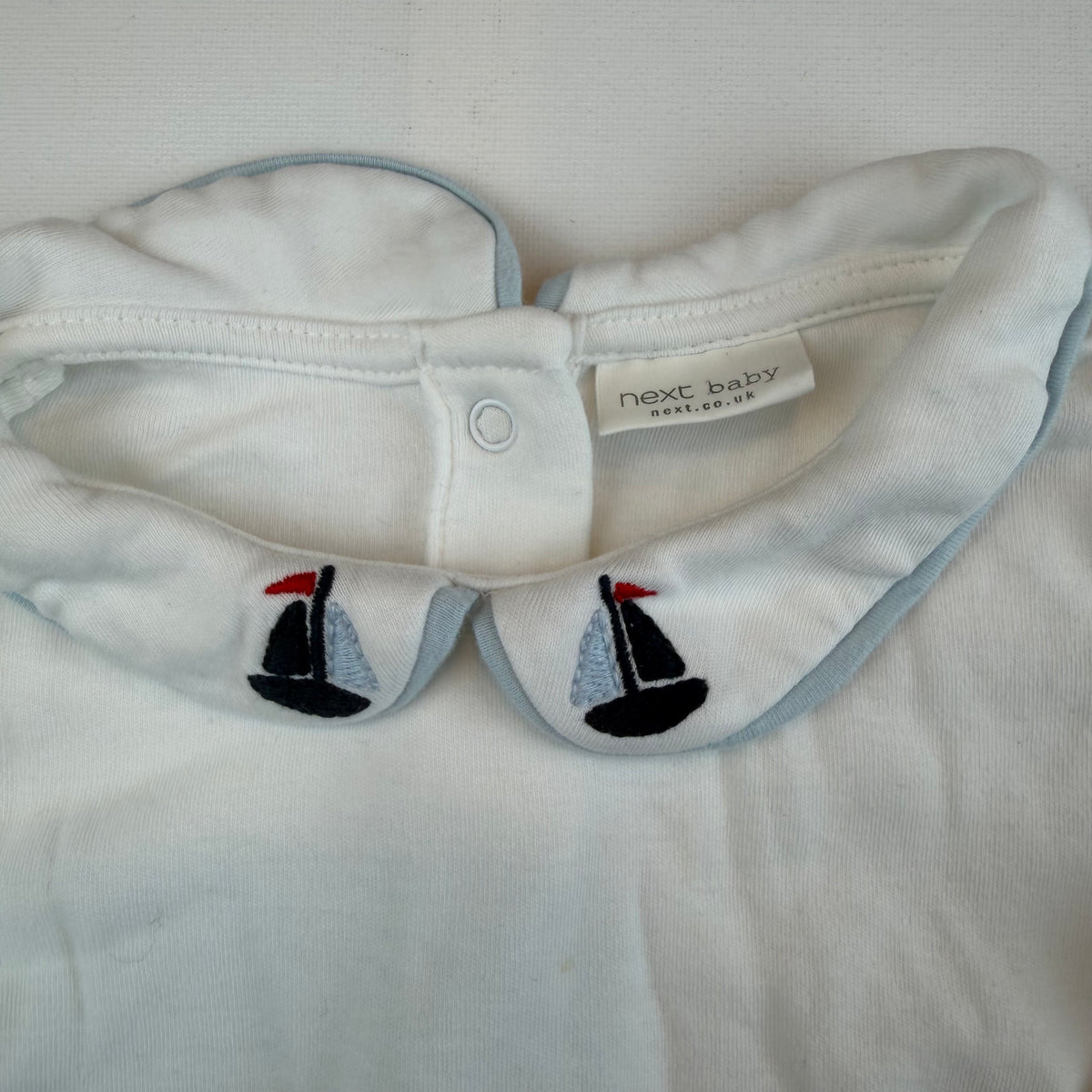 Weißer Baby-Langarmbody mit Segelboot-Stickerei am Kragen – collar